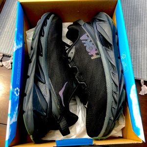 How’s One One women’s shoes